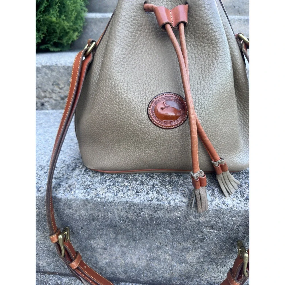 Vintage Dooney & Bourke All Weather Leather Bucket Bag Taupe Tan Crossbody USA - Picture 2 of 7